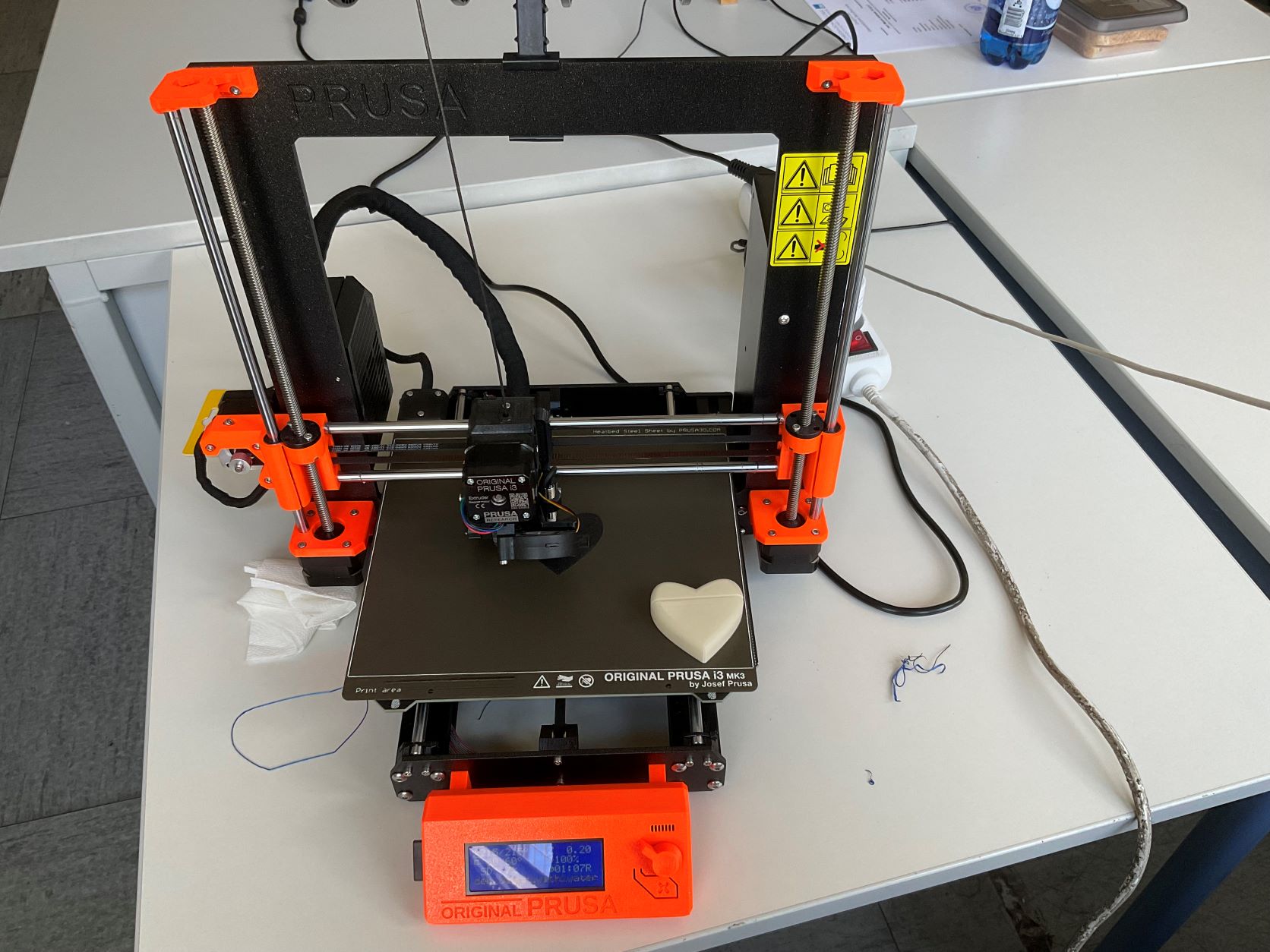 3D-Drucker druckt etwas
